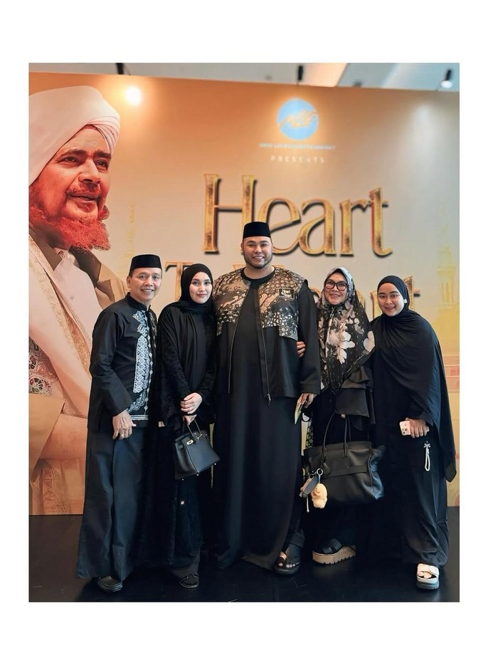 Ayu Ting Ting dan keluarga menghadiri kajian bersama Habib Umar bin Hafidz.