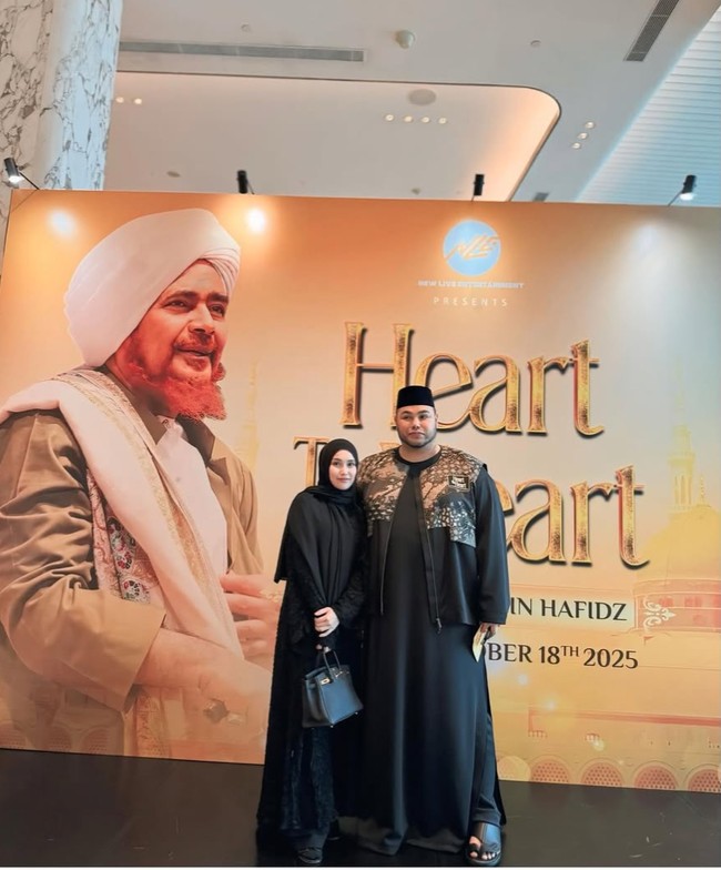 Hadiri acara kajian, pedangdut Ayu Ting Ting terlihat mengenakan busana hitam dari atas hingga bawah. Mulai dari hijab hingga dress yang dikenakan tampak simpel dengan warna hitam. Foto: Instagram/@ayutingting92