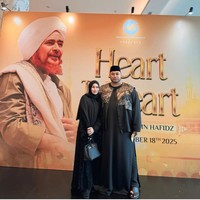 Hadiri acara kajian, pedangdut Ayu Ting Ting terlihat mengenakan busana hitam dari atas hingga bawah. Mulai dari hijab hingga dress yang dikenakan tampak simpel dengan warna hitam. Foto: Instagram/@ayutingting92