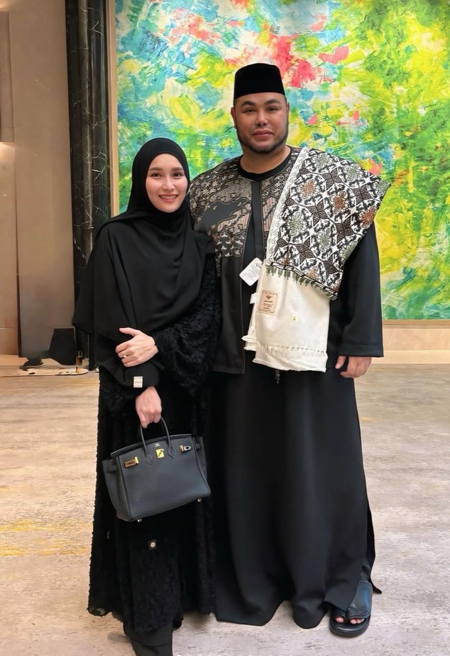 Pose bareng Ivan Gunawan, keduanya tampil kompak dan serasi. Ivan juga tampak mengenakan busana serba hitam lengkap dengan kopiah senada di kepalanya. Foto: Instagram/@ayutingting92