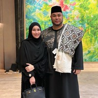 Pose bareng Ivan Gunawan, keduanya tampil kompak dan serasi. Ivan juga tampak mengenakan busana serba hitam lengkap dengan kopiah senada di kepalanya. Foto: Instagram/@ayutingting92