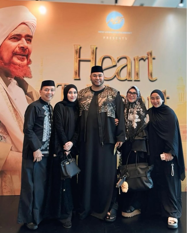 Tak sendirian, ayah, ibu, hingga adik Ayu Ting Ting juga turut hadir. Pose bersama Ivan Gunawan, keluarga Ayu itu juga turut kenakan busana serba hitam. Foto: Instagram/@ayutingting92