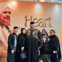 Tak sendirian, ayah, ibu, hingga adik Ayu Ting Ting juga turut hadir. Pose bersama Ivan Gunawan, keluarga Ayu itu juga turut kenakan busana serba hitam. Foto: Instagram/@ayutingting92