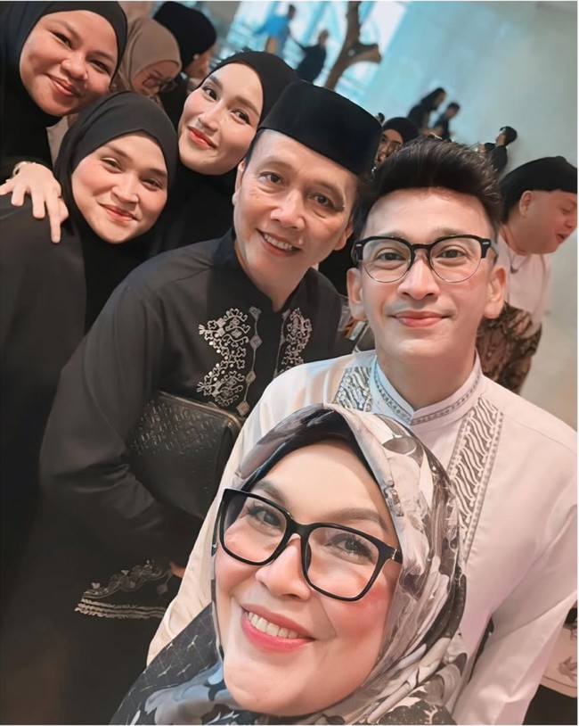 Ayu memilih memamerkan kecantikan naturalnya dengan pulasan makeup tipis. Lipstik yang dikenakannya pun tampak soft dengan warna peach natural. Foto: Instagram/@ayutingting92