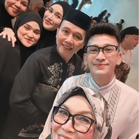 Ayu memilih memamerkan kecantikan naturalnya dengan pulasan makeup tipis. Lipstik yang dikenakannya pun tampak soft dengan warna peach natural. Foto: Instagram/@ayutingting92