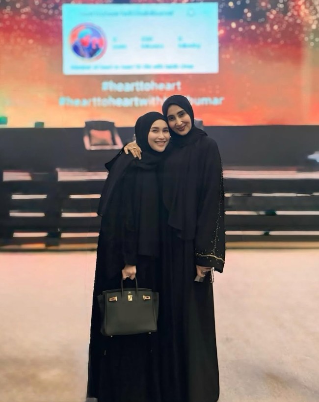 Yang tak kalah curi atensi ialah tas yang tampak ditenteng Ayu. Diketahui tas tersebut berasal dari merek mewah Hermes yang harganya mencapai ratusan juta. Foto: Instagram/@ayutingting92