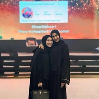 Yang tak kalah curi atensi ialah tas yang tampak ditenteng Ayu. Diketahui tas tersebut berasal dari merek mewah Hermes yang harganya mencapai ratusan juta. Foto: Instagram/@ayutingting92