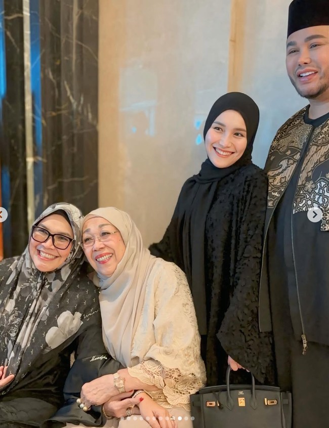 Tas Hermes hitam yang dikenakan Ayu tersebut sebelumnya sudah pernah ia kenakan dan dibahas oleh akun Instagram @hermes.selebriti. Hermes seri birkin 25 black togo leather with gold hardware itu dibanderol dengan harga nyaris setengah miliar, yaitu Rp 496 juta. Foto: Instagram/@ayutingting92