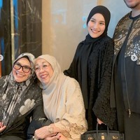 Tas Hermes hitam yang dikenakan Ayu tersebut sebelumnya sudah pernah ia kenakan dan dibahas oleh akun Instagram @hermes.selebriti. Hermes seri birkin 25 black togo leather with gold hardware itu dibanderol dengan harga nyaris setengah miliar, yaitu Rp 496 juta. Foto: Instagram/@ayutingting92