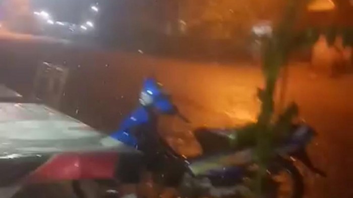 Banjir rendam Jalan Raya Pasuruan-Purwosari akibat guyuran hujan deras