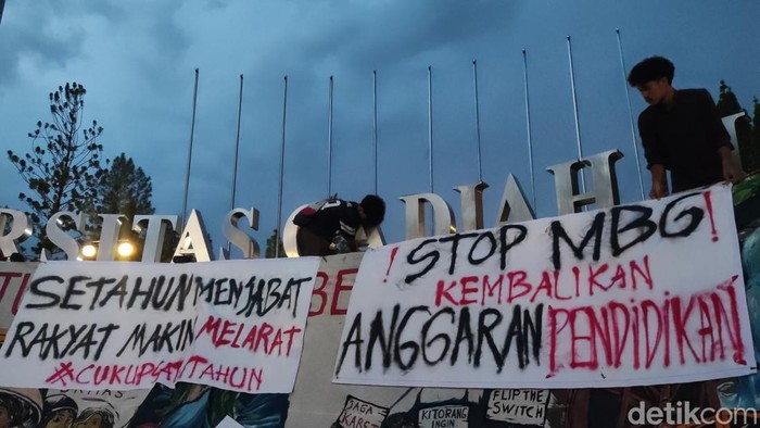 Aksi BEM KM UGM menilai setahun pemerintahan Prabowo-Gibran, Senin (20/10/2025).