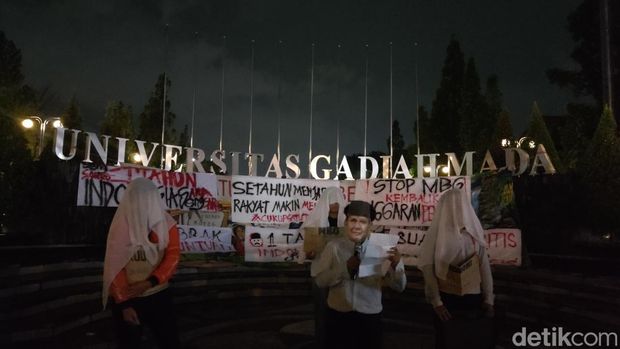 Aksi BEM KM UGM menilai setahun pemerintahan Prabowo-Gibran, Senin (20/10/2025).