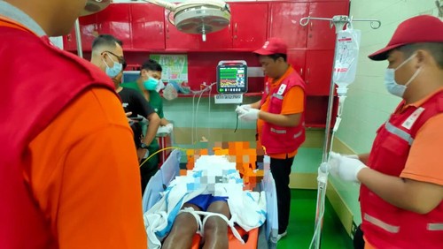 BPBD Denpasar dan PMI mengevakuasi pria berinisial HV (28) asal Sulteng yang mencoba bunuh diri di Jalan Pulau Moyo Gang Umasari, Denpasar, Bali, Minggu (19/10/2025). (Dok. BPBD Denpasar)