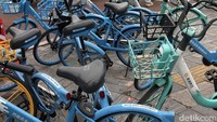 Layanan bike-sharing seperti Meituan dan HelloBike mudah ditemukan di hampir setiap sudut Wangjing. Warga bisa menyewa sepeda hanya dengan memindai kode QR di ponsel (Khadijah Nur Azizah/detikHealth)