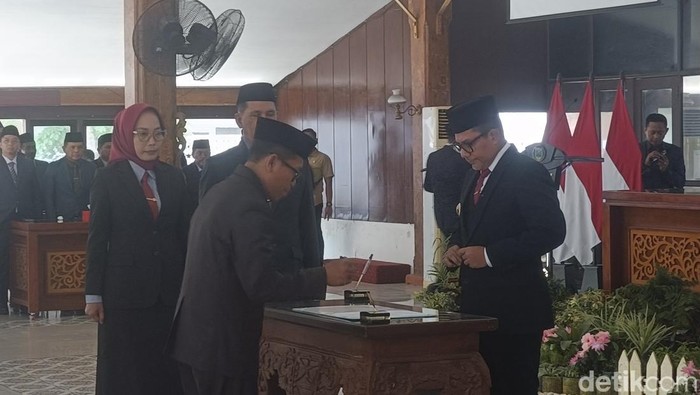 Bupati Probolinggo Gus dr. Muhammad Haris saat melantik dan menyumpah 19 pejabat eselon II di Pendopo Prasaja Ngesti Wibawa