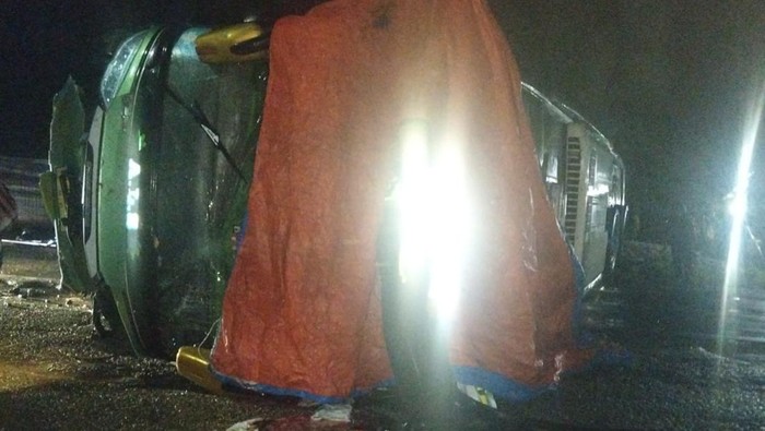Bus ALS yang kecelakaan di Sungai Kanan. (Foto: dok. Polres Labusel)