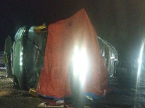 Bus ALS Terbalik-Tabrak Sejumlah Warung di Labusel, Penumpang Luka