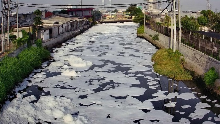 Busa Putih Tebal Selimuti Sungai di Surabaya, Diduga Akibat Limbah Foto udara gumpalan busa putih mengapung di permukaan sungai di Kalisari Damen, Surabaya, Jawa Timur, Senin (20/10/2025). Gumpalan busa putih yang muncul di permukaan sungai tersebut diduga karena pencemaran limbah. ANTARA FOTO/Didik Suhartono