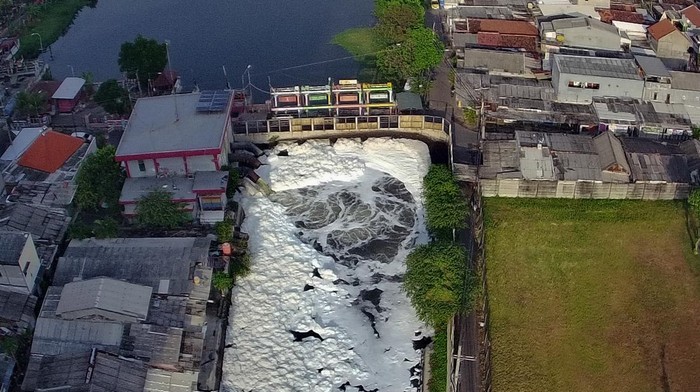 Busa Putih Tebal Selimuti Sungai di Surabaya, Diduga Akibat Limbah Foto udara gumpalan busa putih mengapung di permukaan sungai di Kalisari Damen, Surabaya, Jawa Timur, Senin (20/10/2025). Gumpalan busa putih yang muncul di permukaan sungai tersebut diduga karena pencemaran limbah. ANTARA FOTO/Didik Suhartono