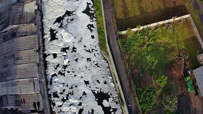 Busa Putih Tebal Selimuti Sungai di Surabaya, Diduga Akibat Limbah Foto udara gumpalan busa putih mengapung di permukaan sungai di Kalisari Damen, Surabaya, Jawa Timur, Senin (20/10/2025). Gumpalan busa putih yang muncul di permukaan sungai tersebut diduga karena pencemaran limbah. ANTARA FOTO/Didik Suhartono