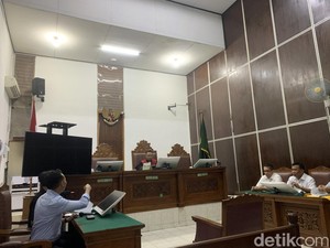 Delpedro dan Polda Metro Bacakan Replik-Duplik Praperadilan Kasus Penghasutan