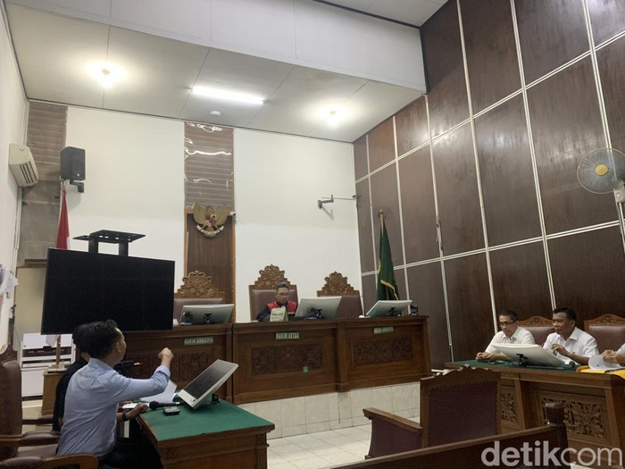 Delpedro dan Tim hukum Polda Metro Jaya menyampaikan replik serta duplik dalam kasus dugaan penghasutan aksi demonstrasi berujung ricuh di PN Jaksel (Mulia B/detikcom)