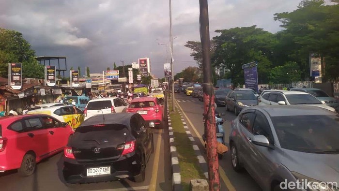 Demo mahasiswa depan Unibos Makassar picu kemacetan Jalan Urip Sumoharjo.