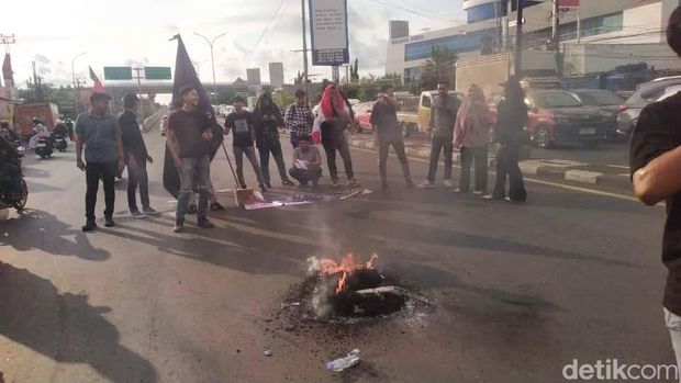 Demo mahasiswa depan Unibos Makassar picu kemacetan Jalan Urip Sumoharjo.
