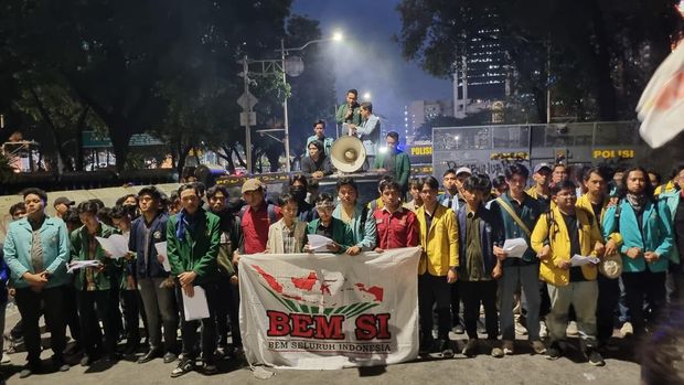 Demo mahasiswa di Patung Kuda, Jakarta Pusat