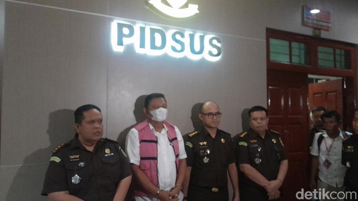 Direktur PT NDP Iman Subakti ditetapkan sebagai tersangka dan ditahan dalam kasus jual beli aset milik PTPN I Regional 1 kepada PT Ciputra Land dengan sistem kerja sama operasional. (Nizar Aldi/detikSumut)