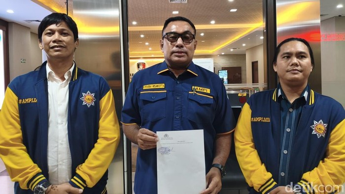 DPP AMPI mengadukan 30 akun media sosial terkait dugaan pencemaran terhadap Ketua Umum Partai Golkar Bahlil Lahadalia.