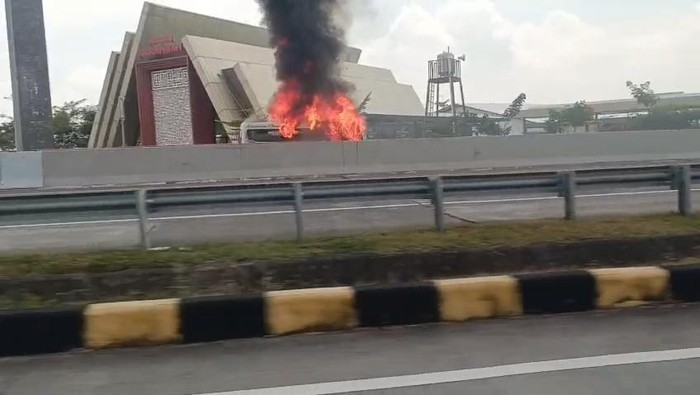 Elf Terbakar Hebat di Tol Pandaan-Malang