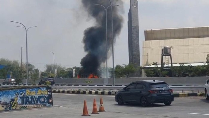 Elf terbakar di Tol Pandaan-Malang