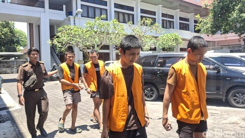 Empat pendemo di DPRD Bali dilimpahkan ke Kejari Denpasar, Senin (20/10/2025). (Fabiola Dianira)