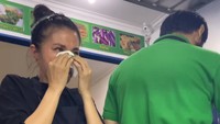 Ia yang merasa diperlakukan tak pantas saking emosinya sampai menangis. Bahkan menantang preman tersebut untuk melibatkan polisi. Foto: Instagram/karinaranau9