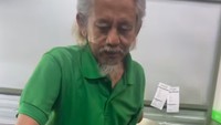 Epy Kusnandar giat membantu istrinya. Ia tak sungkan mengulek sambal hijau langsung di warungnya. Foto: Instagram/karinaranau9