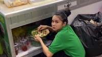 Karina Ranau, istrinya, mengambil alih sendiri penyajian setiap pesanan. Sampai-sampai ia kelelahan dan makan dengan kondisi seadanya. Foto: Instagram/karinaranau9