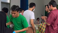 Walaupun baru buka beberapa hari, warung makannya ramai pembeli. Sampai-sampai mereka yang datang harus sabar antre. Foto: Instagram/karinaranau9