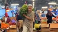 Dalam mendirikan warung makannya, Epy Kusnandar bahkan belanja sendiri ke pasar. Ia menggendong jukut untuk dijual di warungnya. Foto: Instagram/karinaranau9