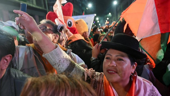 Euforia di La Paz, Pendukung Rodrigo Paz Rayakan Hasil Awal Pilpres Bolivia Ibu kota Bolivia, La Paz, diliputi suasana penuh euforia pada Minggu (19/10/2025) malam waktu setempat. Ribuan pendukung Rodrigo Paz, calon presiden dari Partai Demokrat Kristen (PDC), tumpah ruah ke jalan merayakan hasil awal pemilihan presiden putaran kedua yang menunjukkan keunggulan sementara bagi sang kandidat sentris tersebut. REUTERS/Claudia Morales