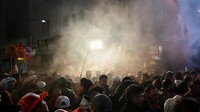 Massa tampak memenuhi alun-alun utama Plaza Murillo sambil membawa bendera, poster, dan meneriakkan nama Rodrigo Paz. Suara musik, teriakan kemenangan, dan kembang api mewarnai langit malam La Paz. Para pendukung meyakini hasil ini menjadi sinyal kuat perubahan politik di Bolivia. REUTERS/Claudia Morales