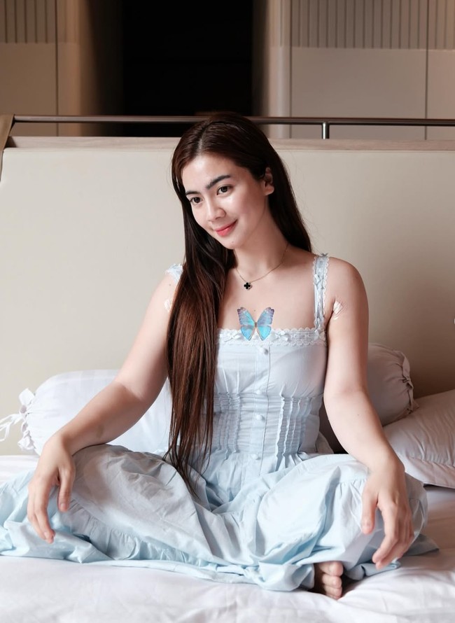 Feli diketahui menjalani prosedur LAMS di area perut dan lengannya. Hingga kini dirinya pun mengaku masih merasa perih di beberapa bagian bekas tindakan sehingga memilih selalu mengenakan busana tanpa lengan. Halo dari aku yang udah turun 2 kg, yg lg menikmati sering rebahan di kasur & yang lagi selalu ditanya Bible & Zefanya : “Ma, knp pake baju ketek terus sih?? Nanti masuk angin Ma...” Nak.. ini mama masih perihhhh ketek nya kl kena baju nak.. tulisnya. Foto: Instagram/@felicyangelista_