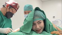 Ini merupakan prosedur untuk melakukan pengangkatan lemak minimal invasif menggunakan anestesi lokal. Alhasil Felicya tetap sadar saat dilakukan tindakan. Foto: Instagram @felicyangelista_