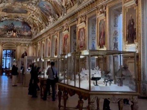 Galerie d'Apollon, yang menyimpan permata mahkota Prancis, di museum Louvre di Paris, Prancis, 8 Desember 2024, dalam gambar diam yang diambil dari video media sosial. (Olivia Wong via REUTERS/File Foto)

THIS IMAGE HAS BEEN SUPPLIED BY A THIRD PARTY. MANDATORY CREDIT. NO RESALES. NO ARCHIVES.