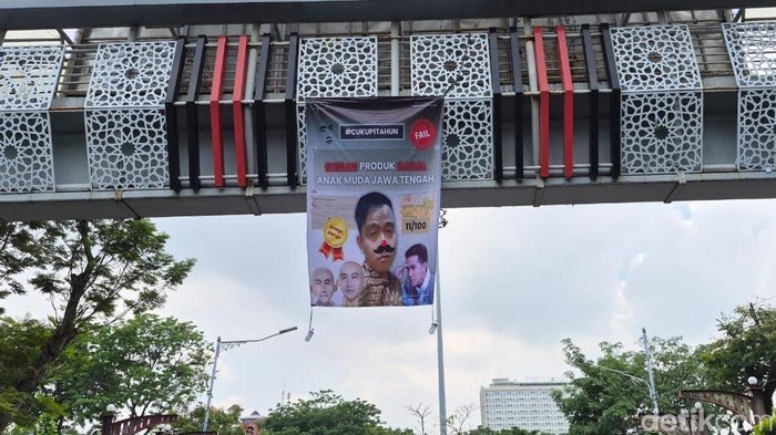 BEM KM Unissula membentangkan spanduk bergambar sindiran kepada Wapres Gibran Rakabuming Raka, di jembatan penyeberangan orang (JPO), Jalan Pandanaran, Kelurahan Mugassari, Kota Semarang, Senin (20/10/2025).
