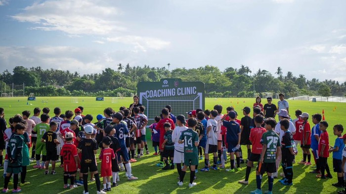 Gojek berkolaborasi dengan Bali United menggelar coaching clinic di Bali United Training Centre, Pantai Purnama, Gianyar, pada Minggu (19/20/2025). (Foto: Dok. Gojek)