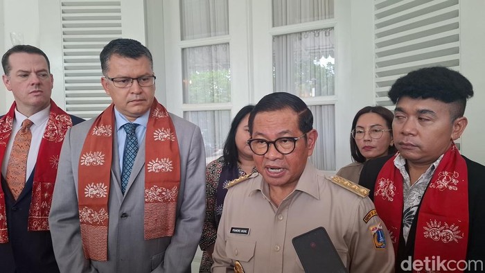 Gubernur DKI Pramono Anung menerima audiensi Delegasi DPR Arizona. Mereka membahas peluang kerja sama di berbagai sektor, termasuk potensi sister city. (B Belia/detikcom)