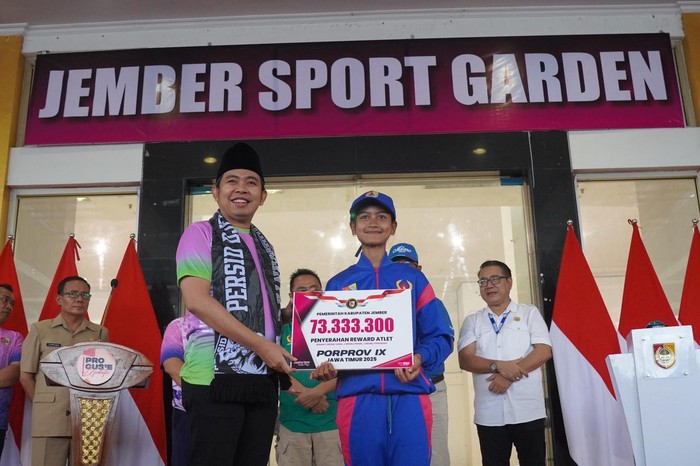 Gus Fawait secara langsung menyerahkan reward bagi atlet Jember berprestasi di ajang Pekan Olahraga Provinsi (Porprov) IX Jawa Timur 2025.  Dalam kesempatan itu, Gus Fawait Gus Fawait secara langsung menyerahkan reward bagi atlet Jember berprestasi di ajang Pekan Olahraga Provinsi (Porprov) IX Jawa Timur 2025.
