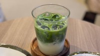 Ketika disajikan sebagai matcha latte, karakternya terasa lebih enak. Tambahan susu sapi membuat teksturnya lebih creamy dan milky serta ada sentuhan gurih manis khas susu segar. Foto: Tim detikfood