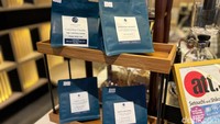 Pilihan biji kopi yang spesial hingga yang dibawa langsung dari Japan Coffee Week bisa dinikmati di sini. Baik berupa seduhan maupun biji kopi utuh. Foto: Tim detikfood
